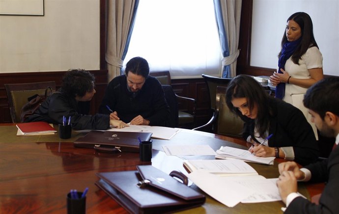 Pablo Iglesias acude al Congreso a recoger su acta de diputado