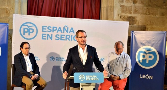 Javier Maroto, (centro) en un acto de campaña celebrado en León.