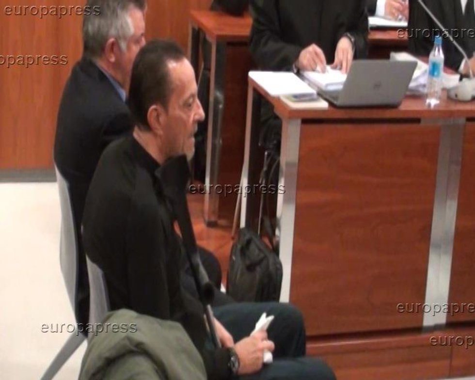 Julián Muñoz con muleta en los juzgados