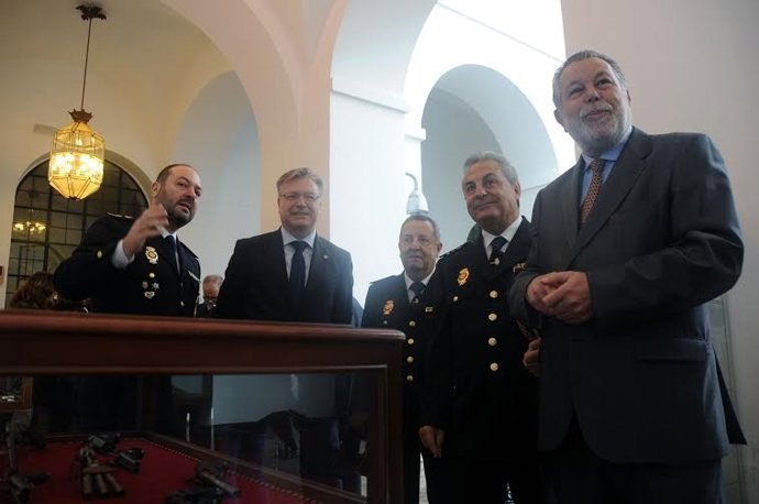 Blanco (dcha.) inaugura la exposición 'La policía te protege'