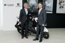 El pte.De Kymco España S.Song Ko y el dtor.CaixaBank Consumer Finance J.Maymó