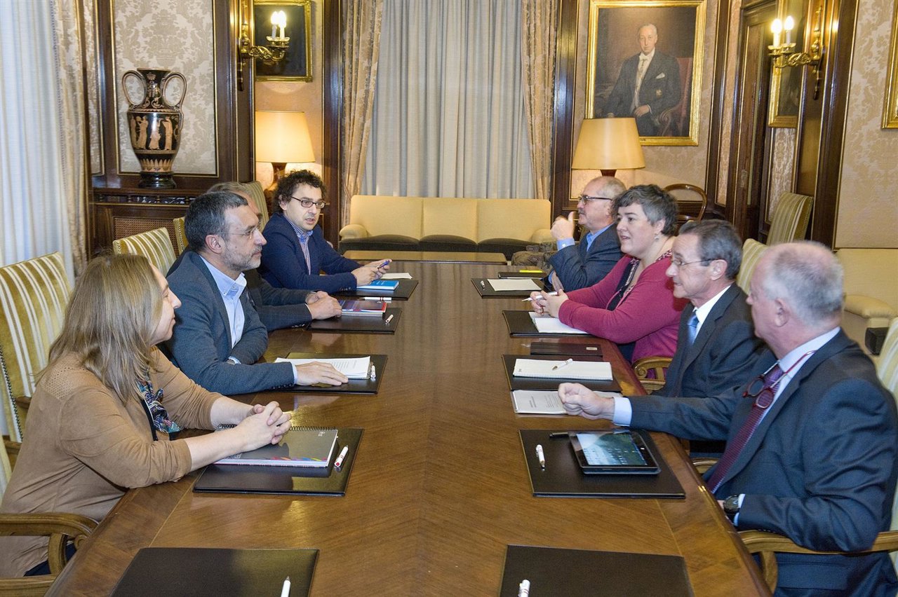 Reunión de las delegaciones navarra y vasca