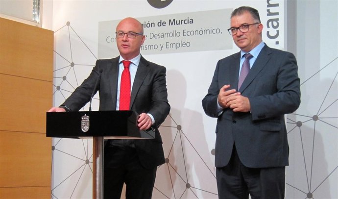 El consejero Juan Hernández acompañado de Leopoldo Navarro