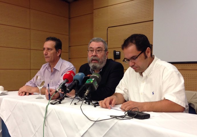 Cándido Méndez y Gustavo Santana (derecha) en una rueda de prensa