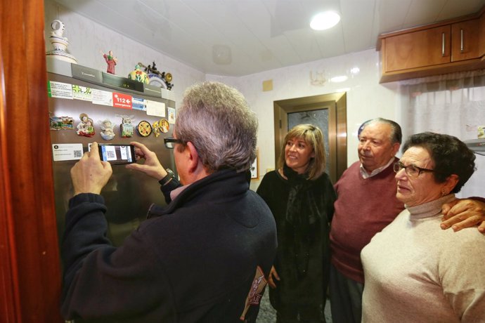La alcaldesa de L'Hospitalet, Núria Marín, durante una visita a usuarios