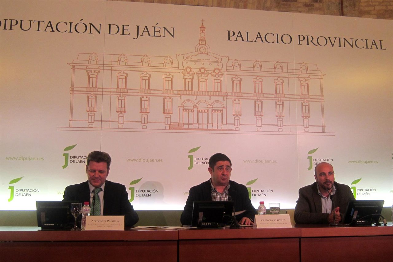 Firma del convenio entre Diputación y Asimac para el uso del markenting digital.