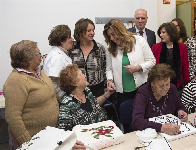 Díaz (centro) habla con usuarias del Centro de Servicios Sociales Levante