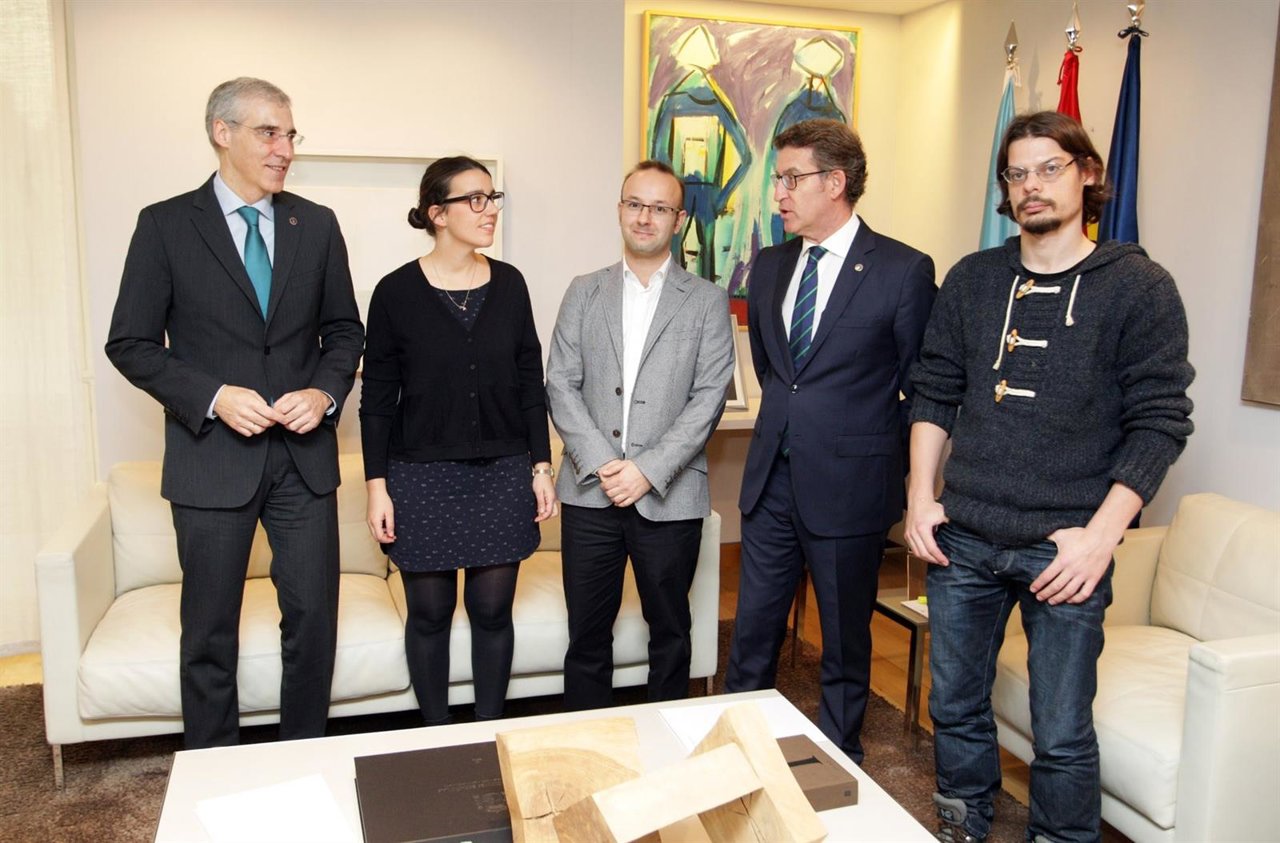 O titular da Xunta, Alberto Núñez Feijóo, acompañado polo conselleiro de Economí