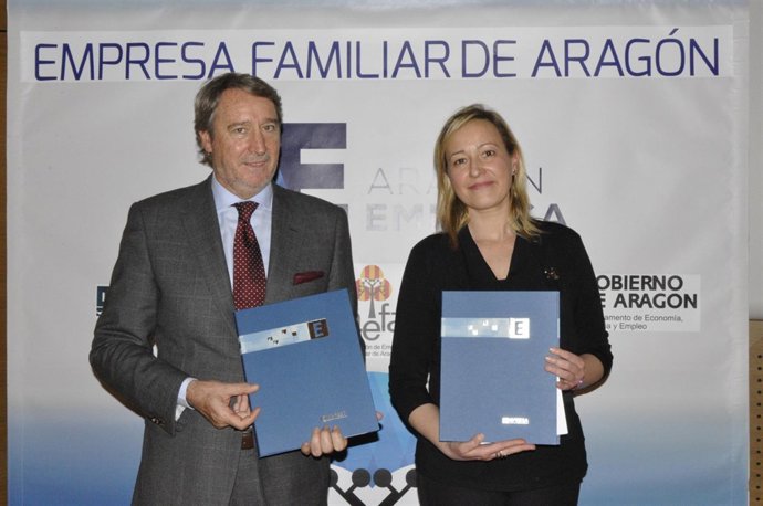 La consejera Marta Gastón y el presidente de AEFA, Fernando Lacasa. 