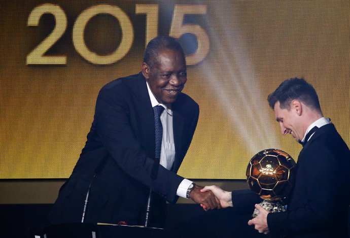Messi recibe el balón de oro 2015