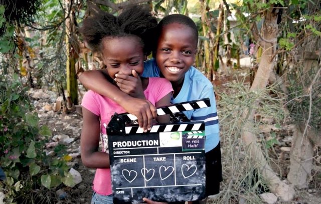 Dos niños participantes en un proyecto documental en Haití