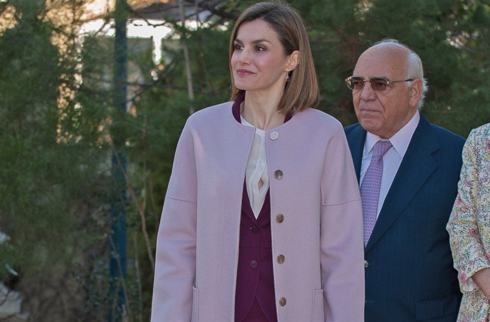 Reina letizia estrena abrigo color rosa cuarzo