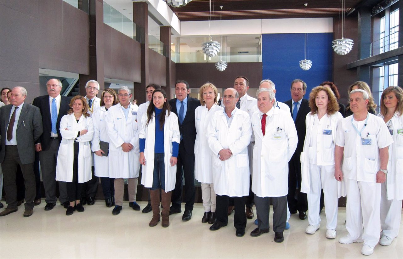 Sáez Aguado, en el centro, con los participantes en el trasplante hepatorrenal