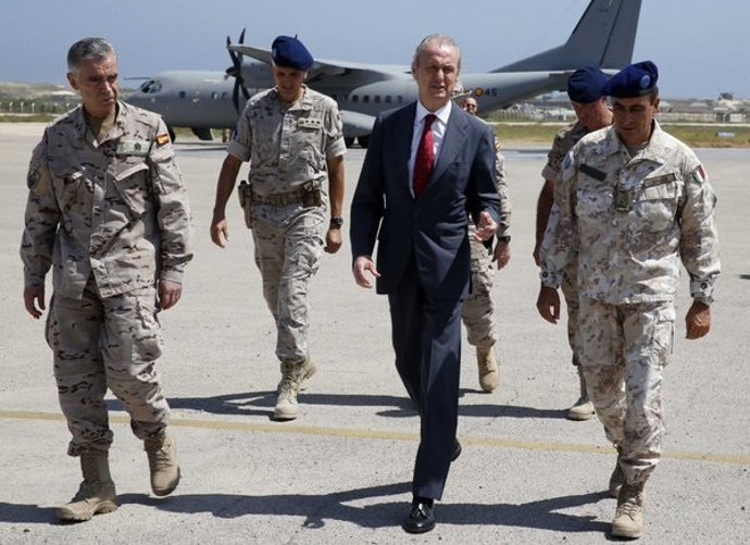 Pedro Morenés visita a los militares españoles desplegados en Somalia