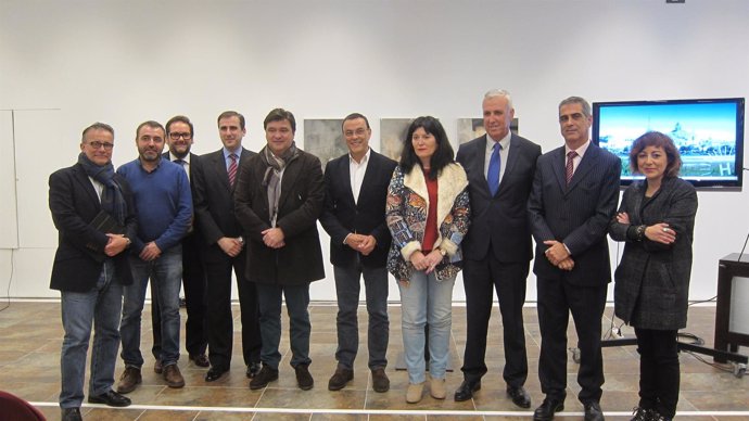 El presidente de la Diputación, Ignacio Caraballo, y representantes del turismo.