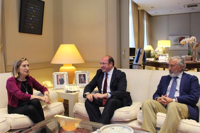 Reunión del presidente de la Comunidad con la ministra de Fomento en funciones