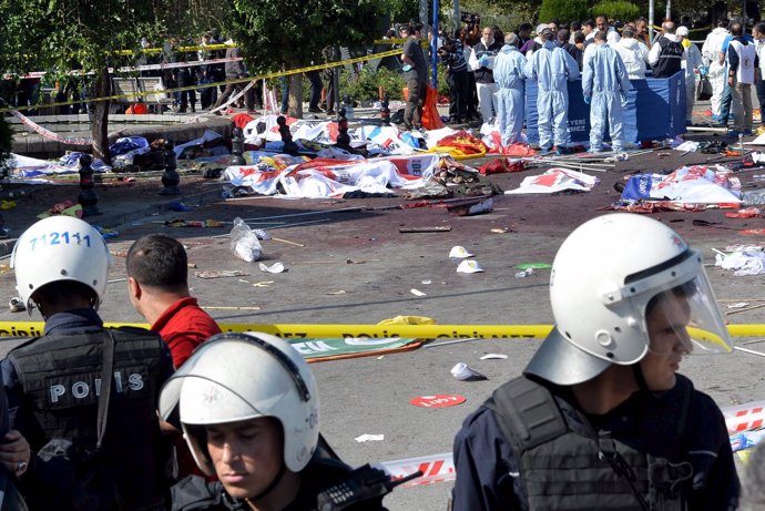 Expertos examinan la escena del doble atentado en Ankara