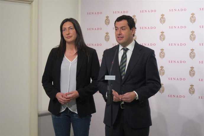 El presidente del PP-A, Juanma Moreno, y Dolores López, en el Senado