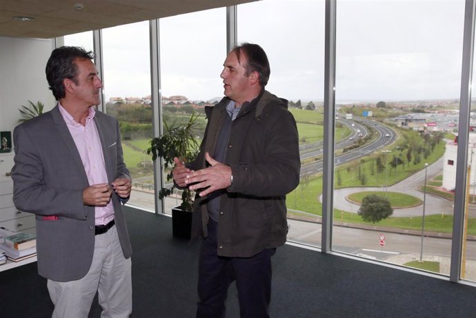 El consejero de Industria y Turismo con el alcalde de Vega de Liébana