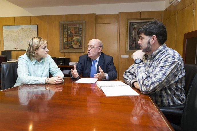 El consejero de Economía, Hacienda y Empleo con la alcaldesa de Camargo