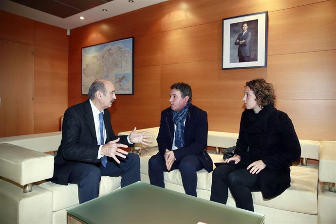 José María Mazón con el alcalde y la teniente de alcalde de Ruiloba