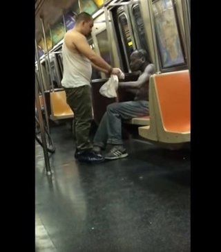 Pasajero entrega ropa a un indigente