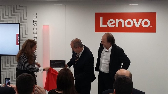 El conseller Felip Puig en la inauguración de un centro de Lenovo
