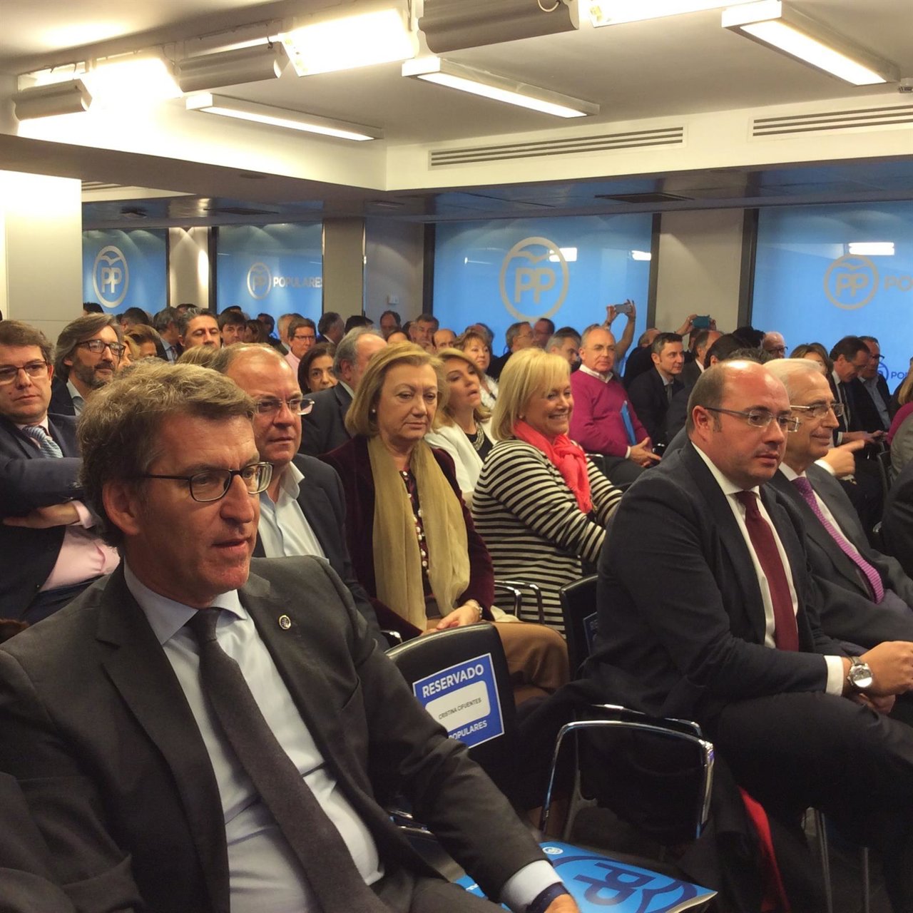 Mercedes Fernández (derecha, en la segunda fila), en la Junta Directiva del PP. 