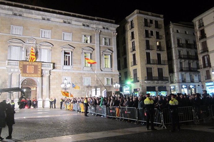 Abucheos a políticos no independentistas tras la toma de posesión de Puigdemont