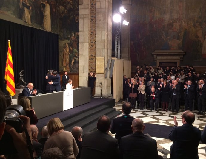 Artur Mas y Carles Puigdemont se abrazan en la toma de posesión de este