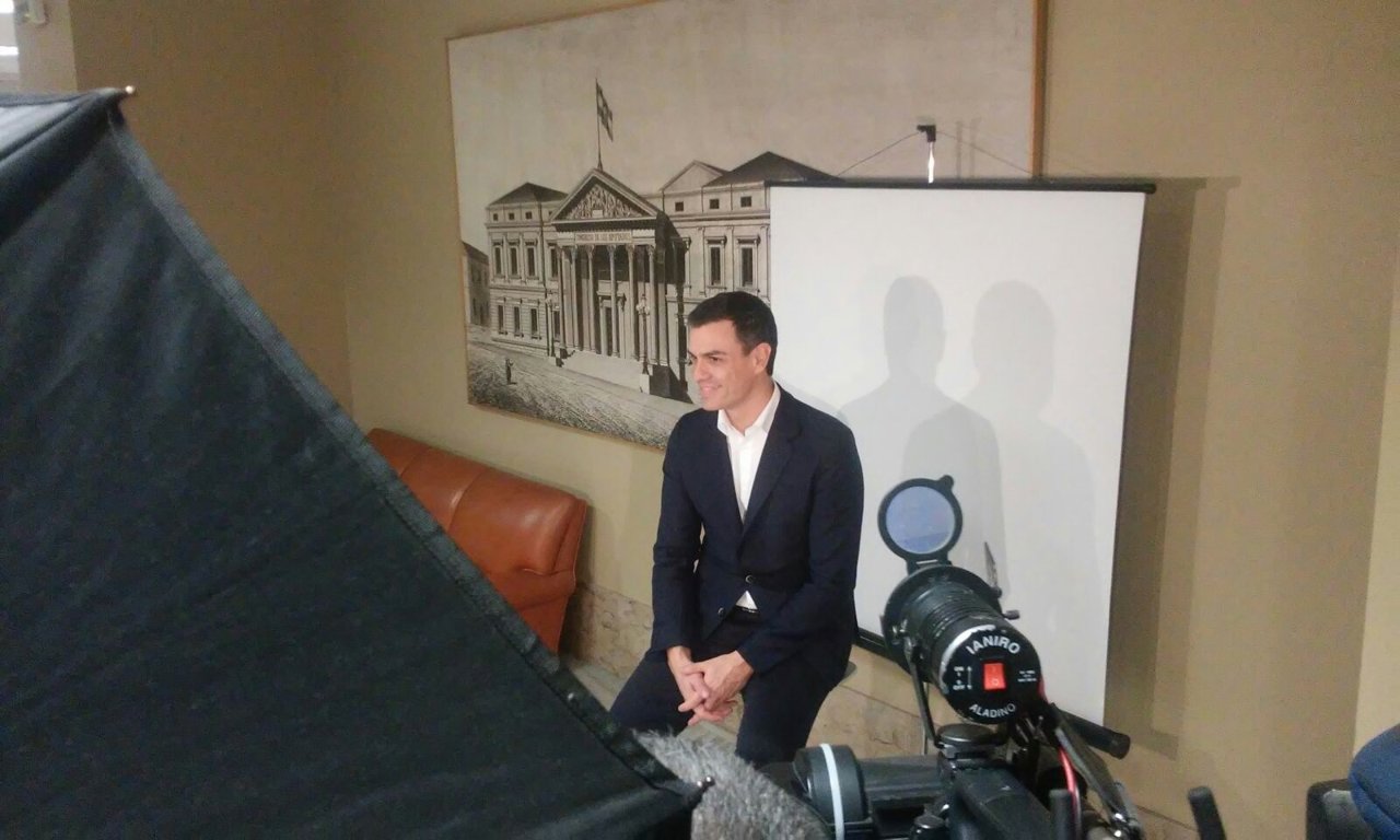 Pedro Sánchez se acredita en el Congreso