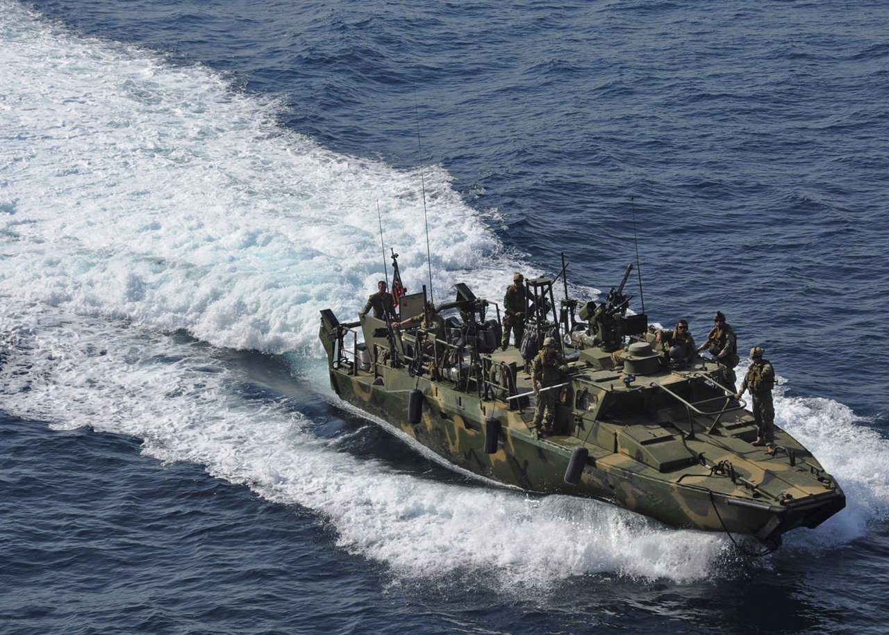 Irán dice estar interrogando a los tripulantes de los buques de EEUU retenidos e