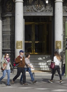 CNMC, Comisión Nacional de los Mercados y la Competencia. Paseando, gente