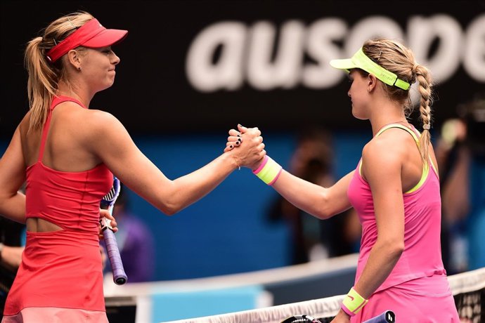 Sharapova saluda a Bouchard tras derrotar en semis del Abierto de Australia