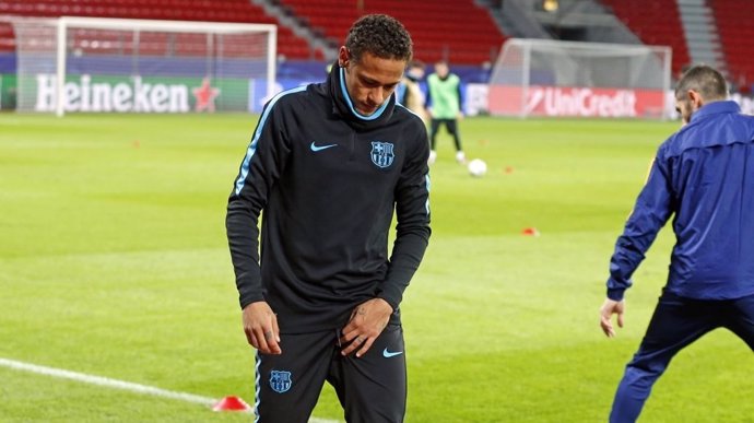 Neymar se retira de un entrenamiento lesionado en la pierna izquierda