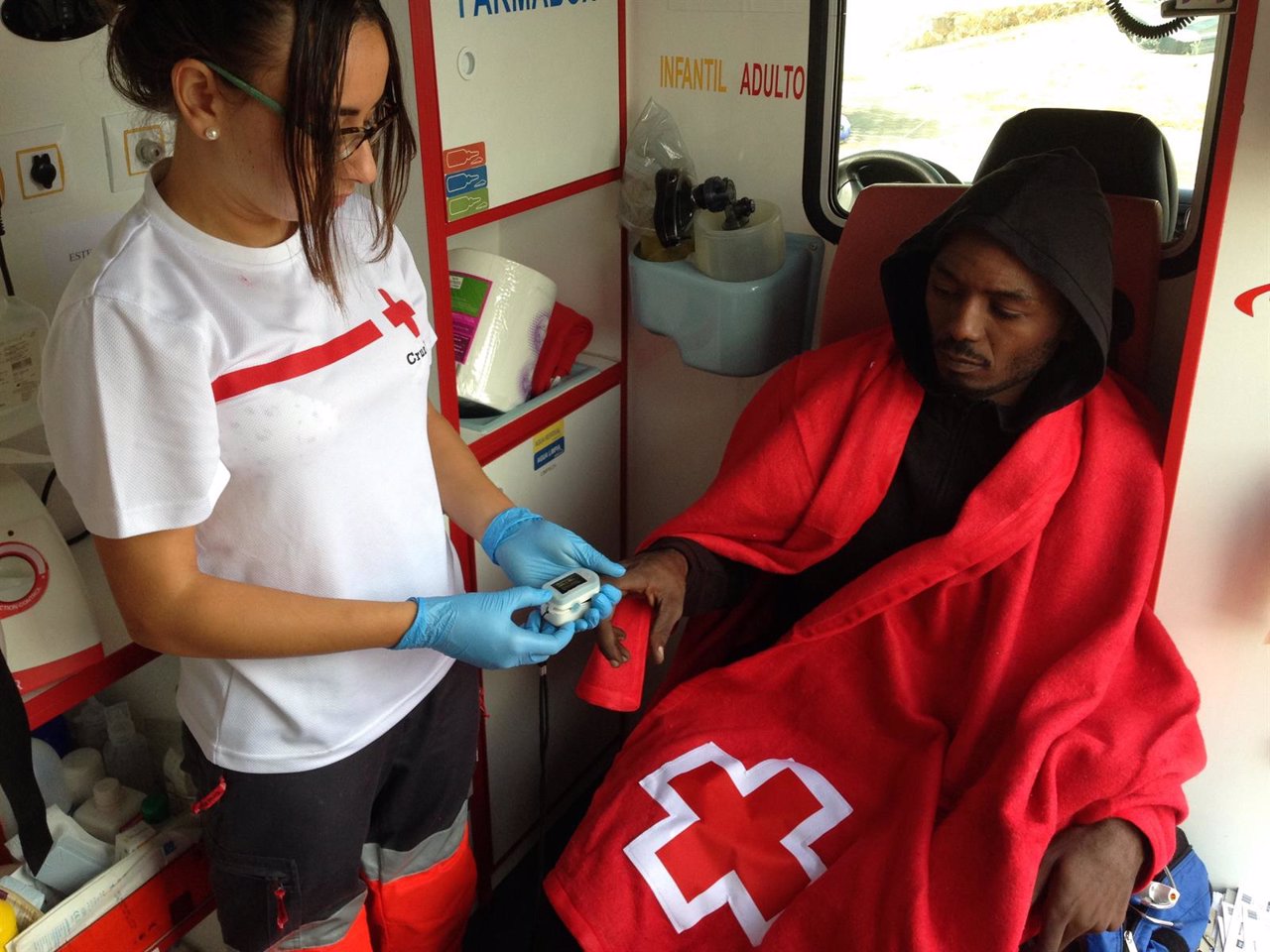 Cruz Roja atiende a los últimos inmigrantes llegados a Ceuta