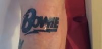Flea de Red Hot Chili Peppers se tatúa 'Bowie' en el brazo