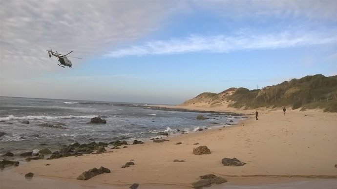 Helicóptero de la Guardia Civil en la playa de Punta Paloma