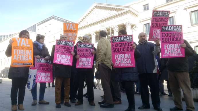 Afectados de Forum Afinsa protestan en el Congreso