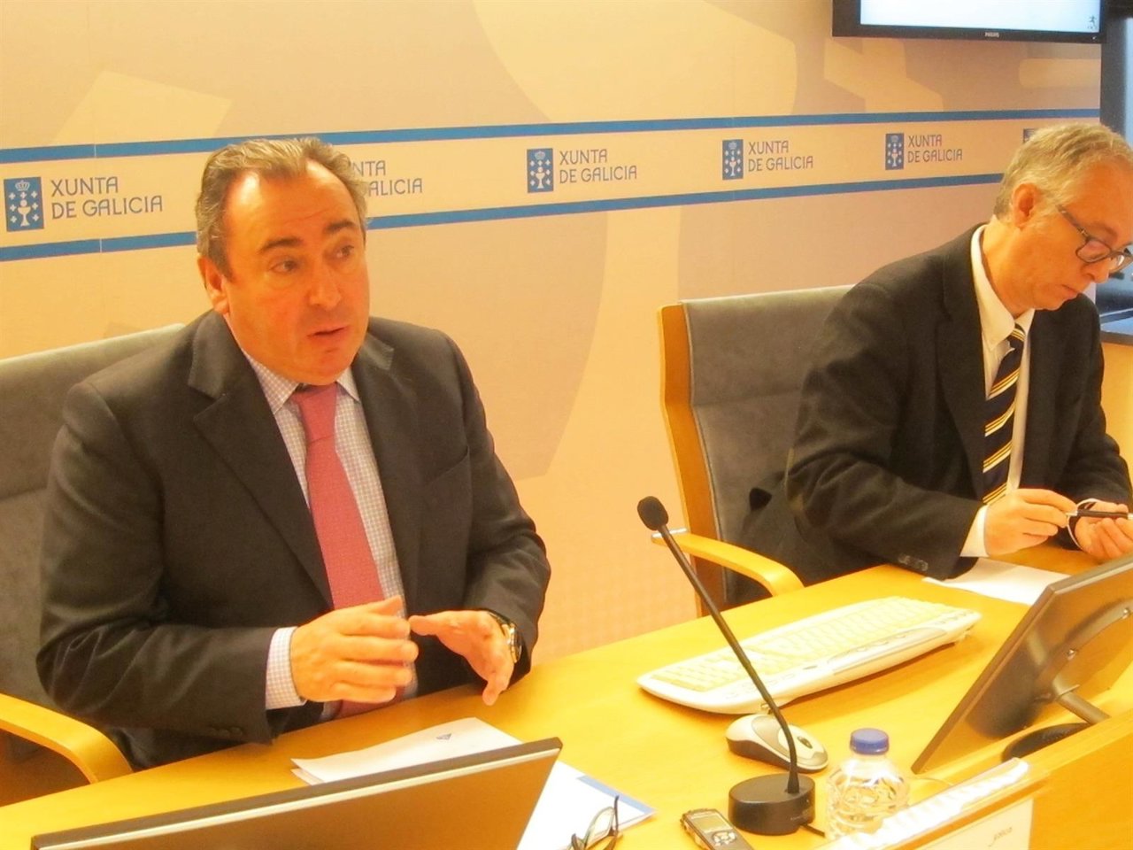 El director xeral de Asistencia Sanitaria, Ramón Ares, a la izquierda