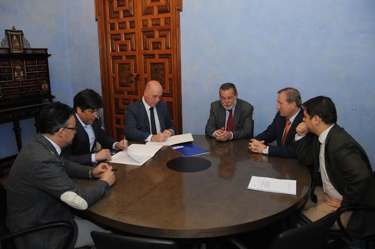 Antonio Ruiz (centro) firma los convenios con el Ayuntamiento de Montilla