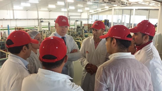 El delegado de la Junta en Huelva, Francisco Romero, en Fresón de Palos.