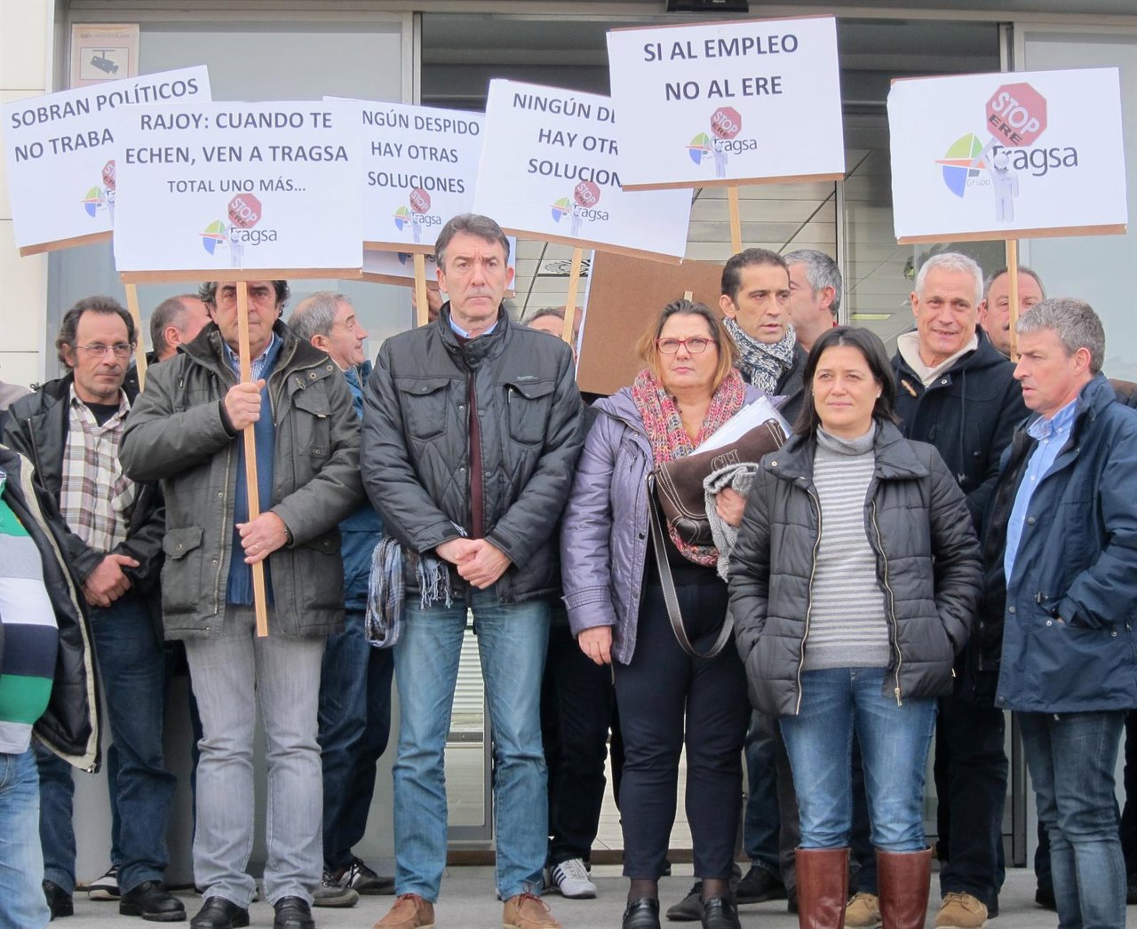 Ángel Hernández junto a trabajadores de Tragsa