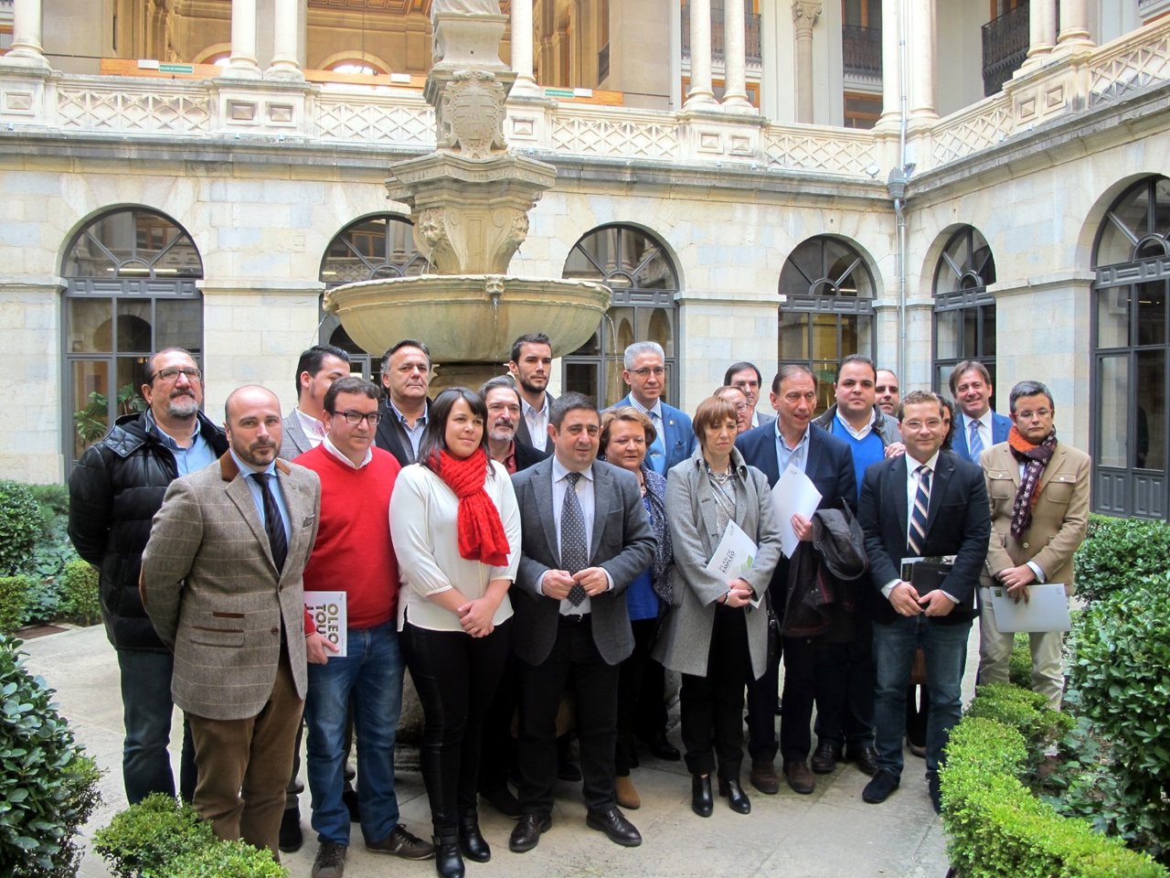 Foto de familia con los empresarios y alcaldes