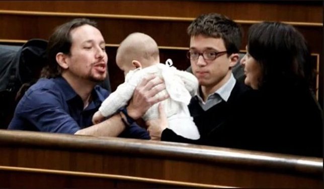 Errejón y el bebé de Bescansa en el Congreso inspiran 'memes' en Twitter