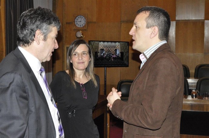 Fernando Rivarés hablando con otros concejales