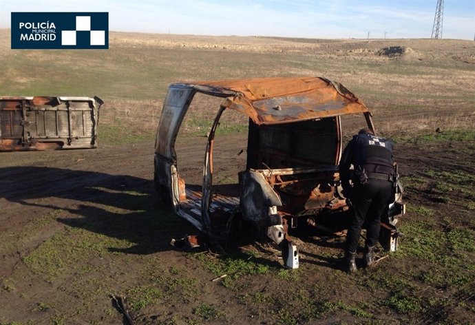 Coche calcinado en la Cañada Real Galiana
