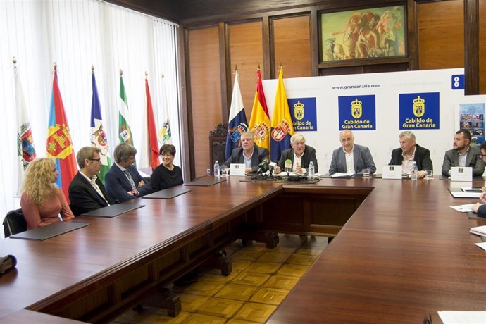 Presidente del Cabildo de Gran Canaria, Antonio Morales (centro)