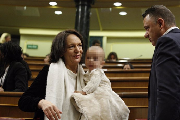 Carolina Bescansa con su bebé en el Congreso de los Diputados