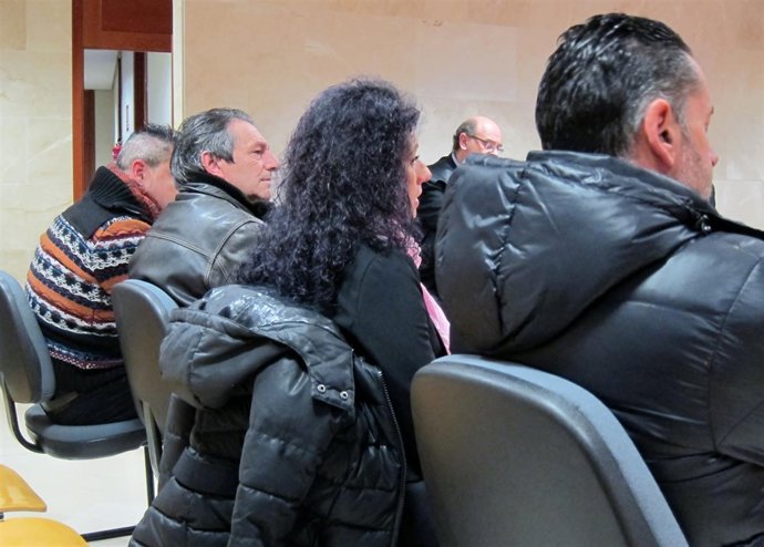 De espaldas, los cuatro acusados en el juicio por narcotráfico